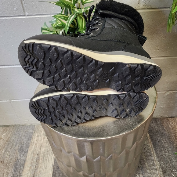 COPY - UGG ADIRONDACK III QUILT BLACK BOOTS Size 7.5 - Picture 14 of 15